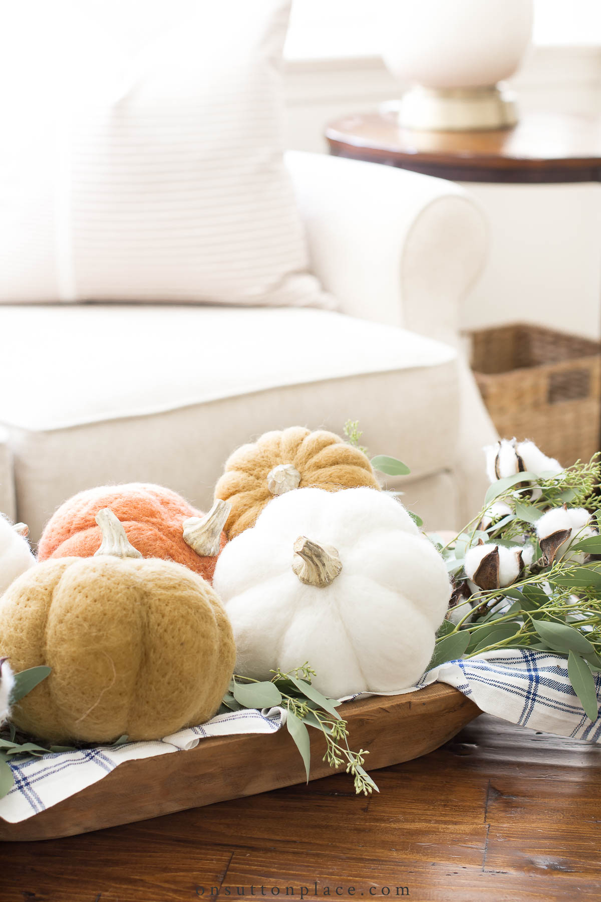 https://www.onsuttonplace.com/wp-content/uploads/2015/09/fall-diy-decorating-ideas-pumpkins-in-dough-bowl.jpg