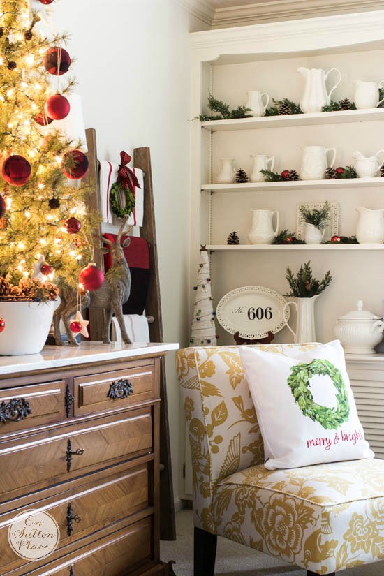 https://www.onsuttonplace.com/wp-content/uploads/2015/12/christmas-decor-ideas-book-shelves.jpg