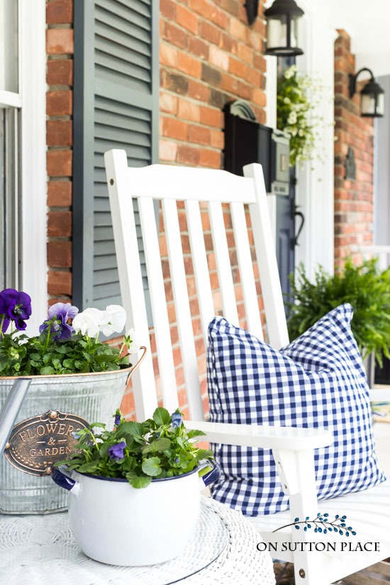 Summer Front Porch Decor: Gingham & Daisies - On Sutton Place