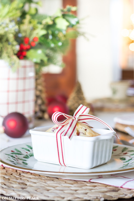 https://www.onsuttonplace.com/wp-content/uploads/2018/11/cranberry-citrus-bread-christmas-tablescape.jpg