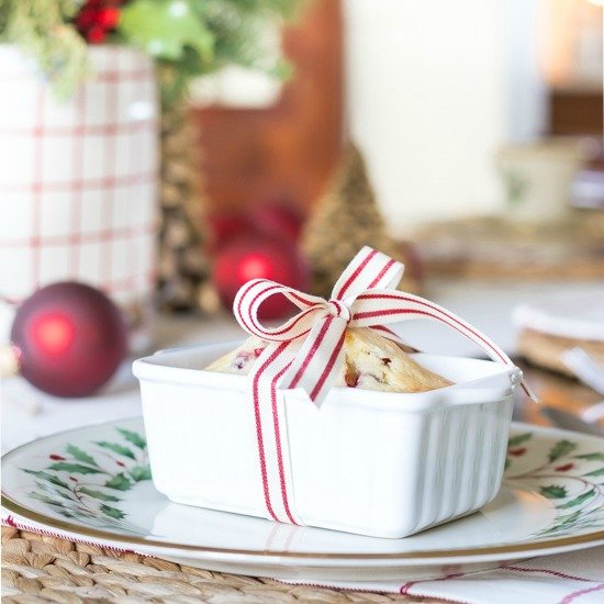 https://www.onsuttonplace.com/wp-content/uploads/2018/11/simple-classic-christmas-tablescape-fi.jpg