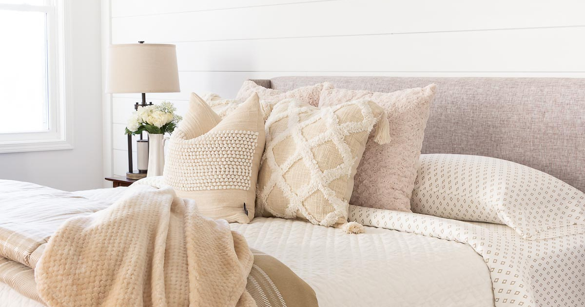 Choose the Right Throw Pillow Size When Decorating Your Bed